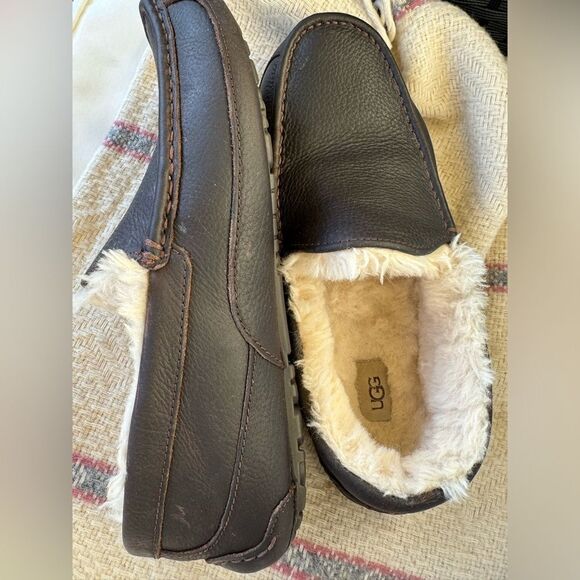 UGG
Men's Ascot Water-Resistant Leather Slippers
Sz 12 - Picture 5 of 7
